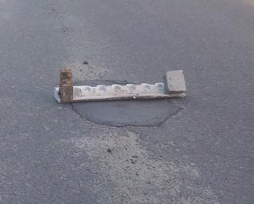 Под Киевом мужчина самостоятельно починил ямы на дороге (фото)
