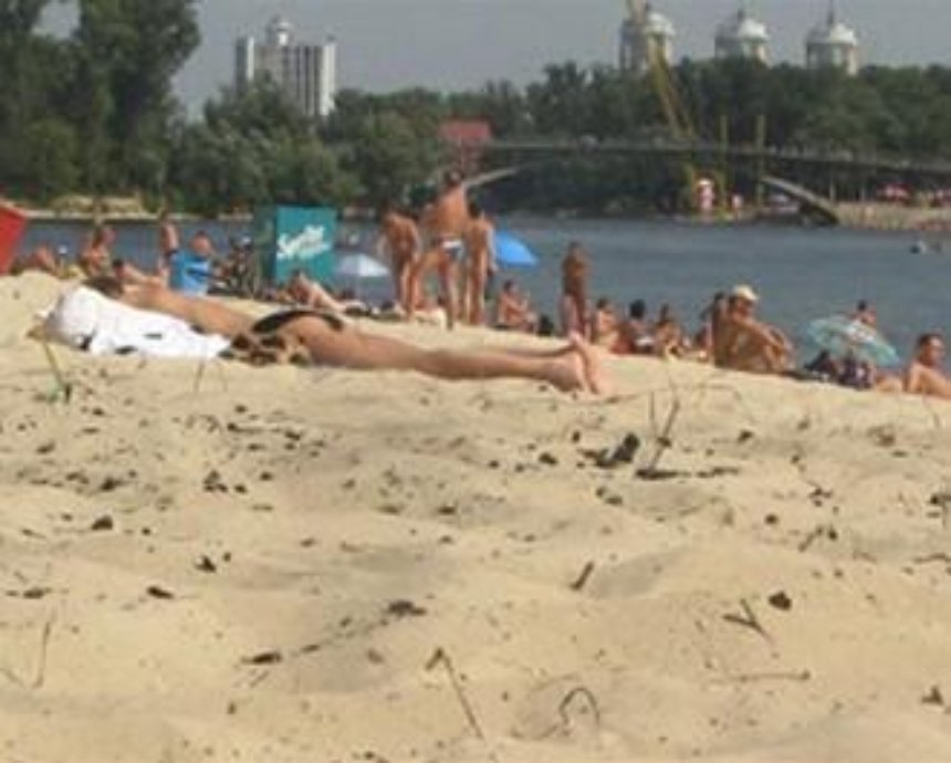 На пляжах Киева не хватает места для отдыха и много нелегальных ларьков