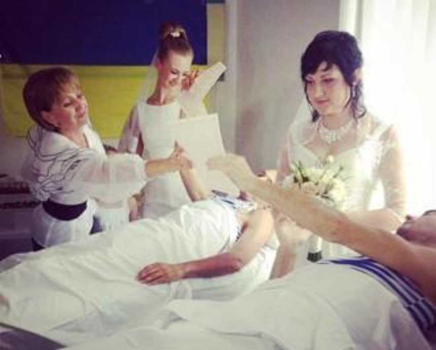 Раненные военные женились в киевском госпитале (фото)