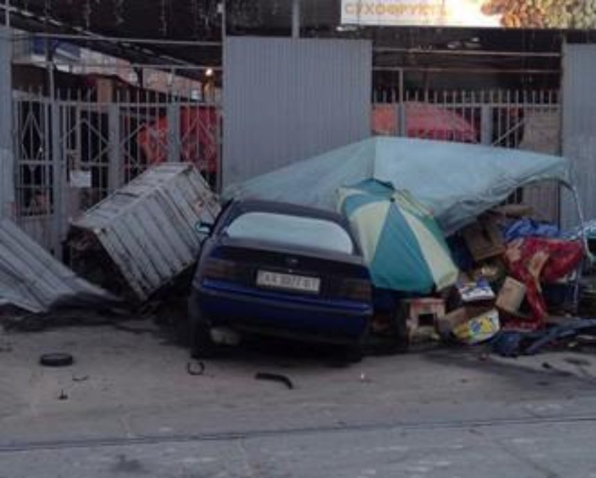 Курьёзное ДТП: автомобиль врезался в Лукьяновский рынок