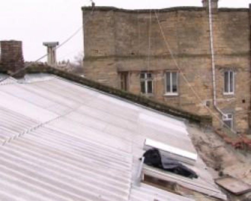 В Киеве ищут дырявые крыши и выбитые окна