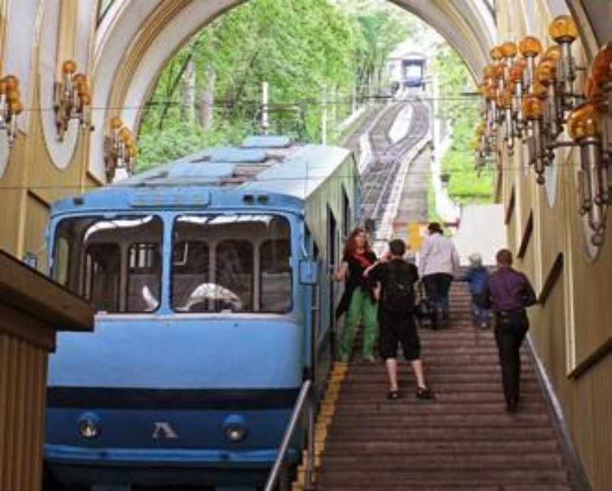 В Киевском фуникулере разберут подъемник и перекрасят вагончики