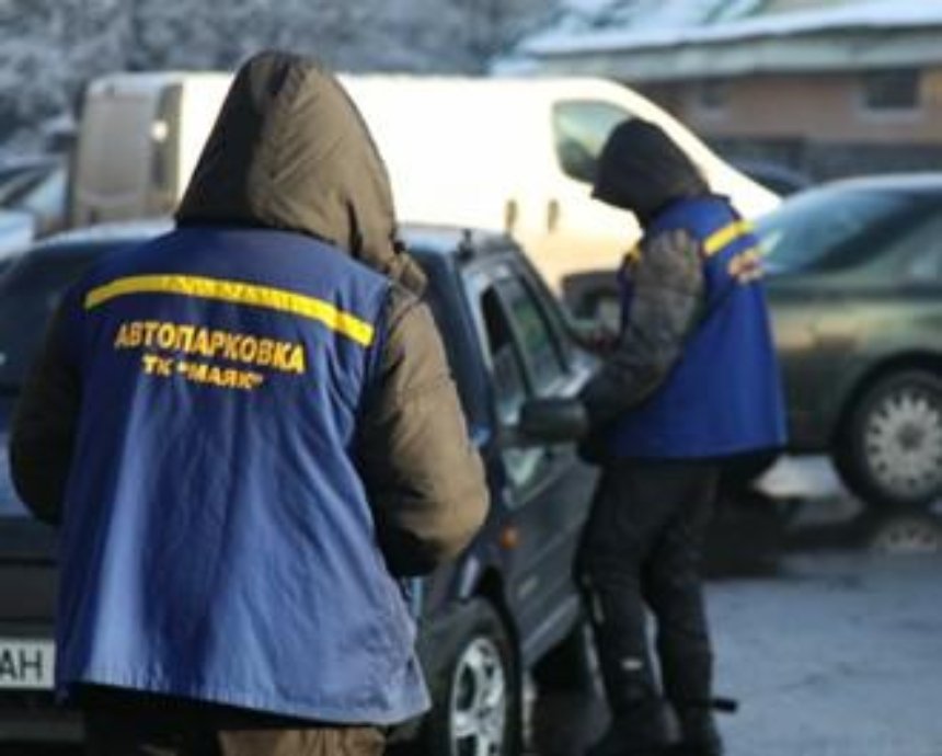 В Киеве псевдопарковщики угрожают водителям физической расправой