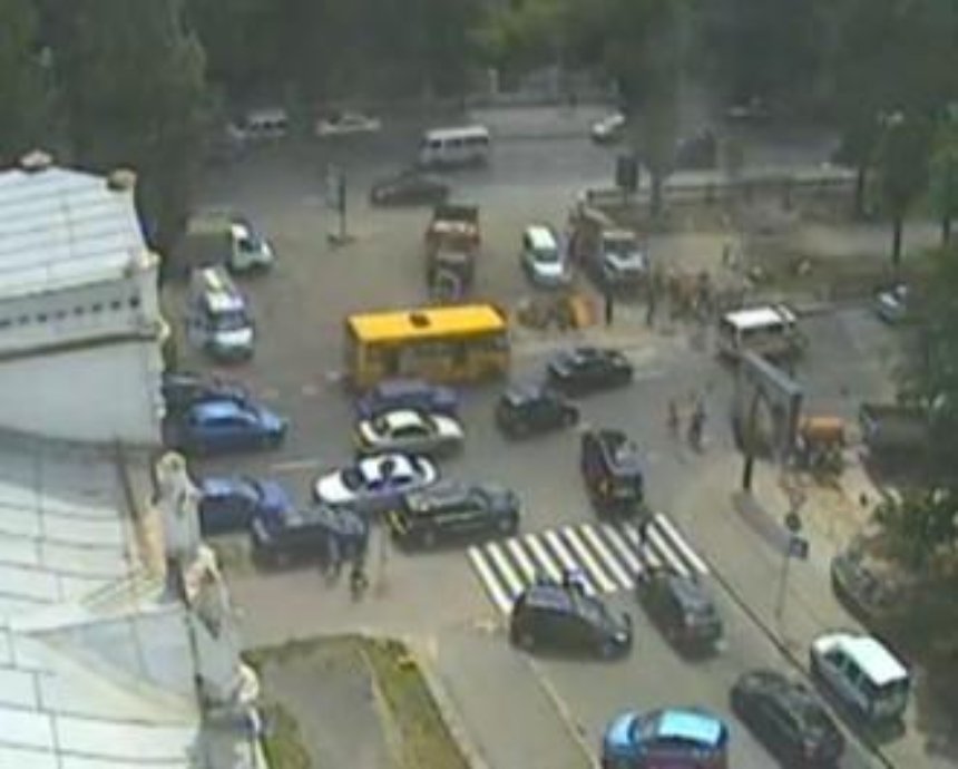 Провал асфальта в центре Киева чинят уже неделю