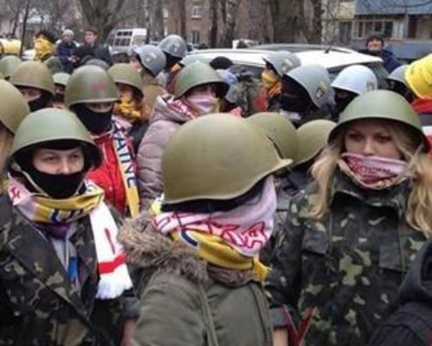 Женская сотня покидает Майдан: "Мы устали бороться с беспорядком"