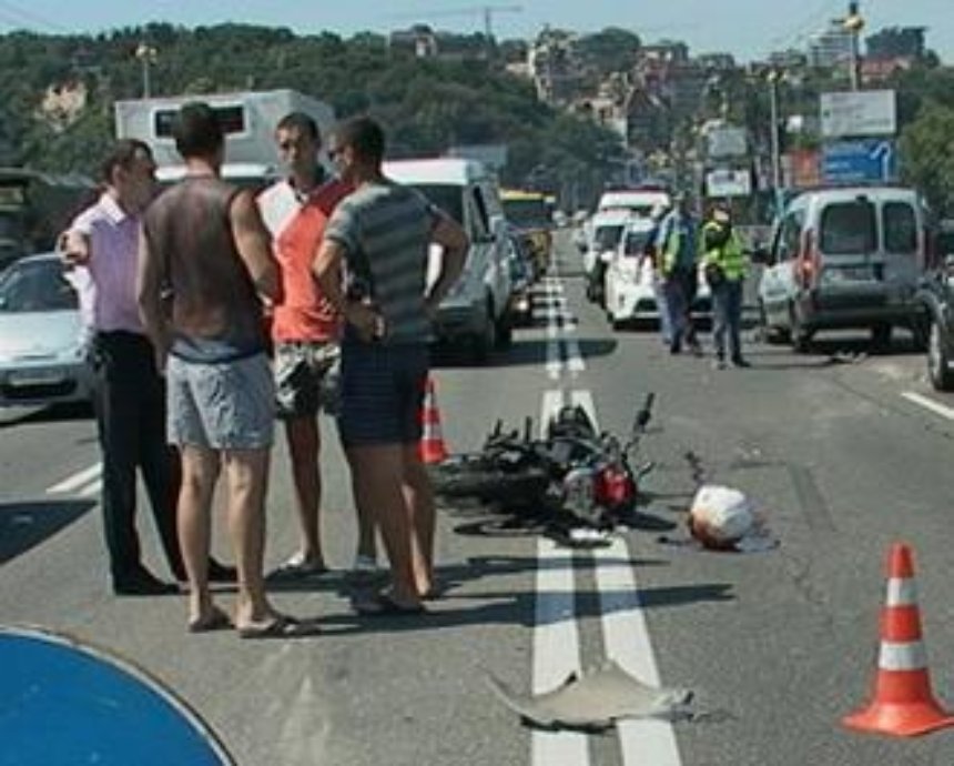 В ДТП на мосту Патона в Киеве погиб мотоциклист
