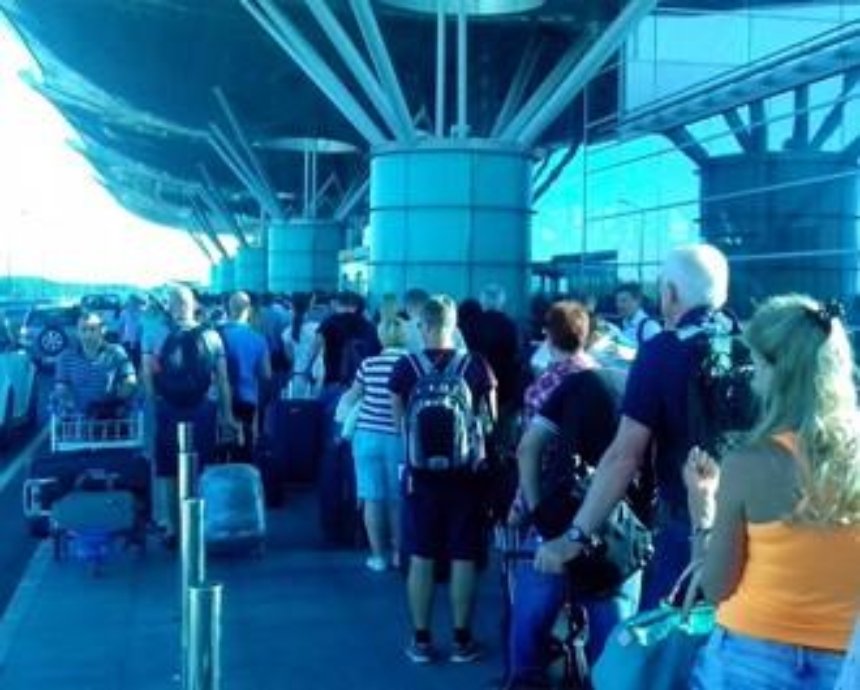 Утром в "Борисполе" образовались огромные "пробки" из пассажиров из-за дополнительного контроля