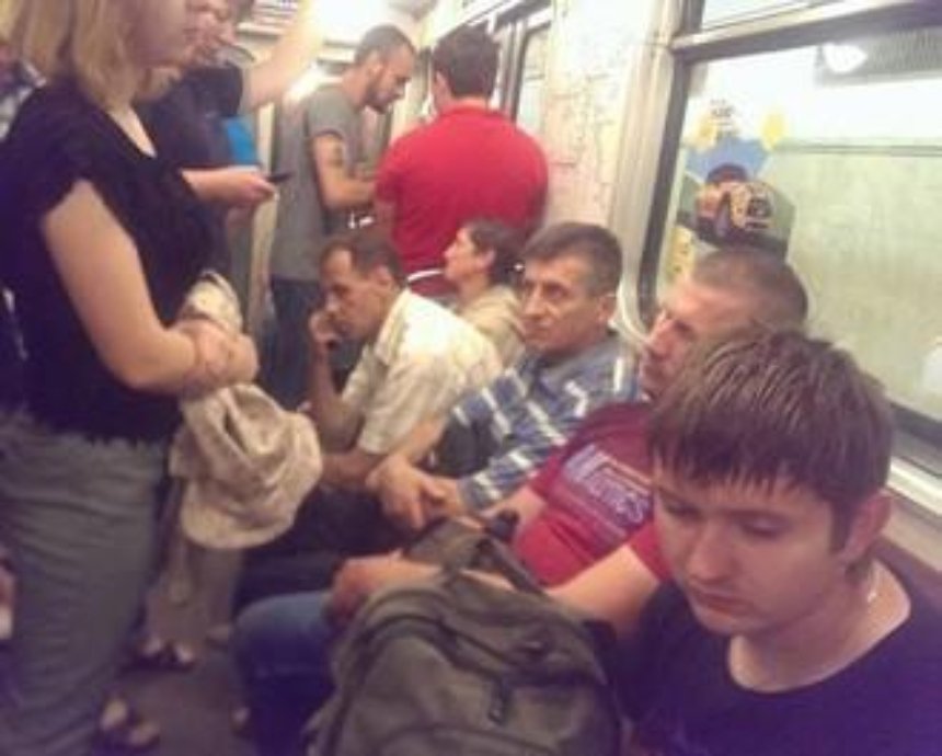 Пользователи соцсетей возмутились "гендерным равенством" в киевском метро