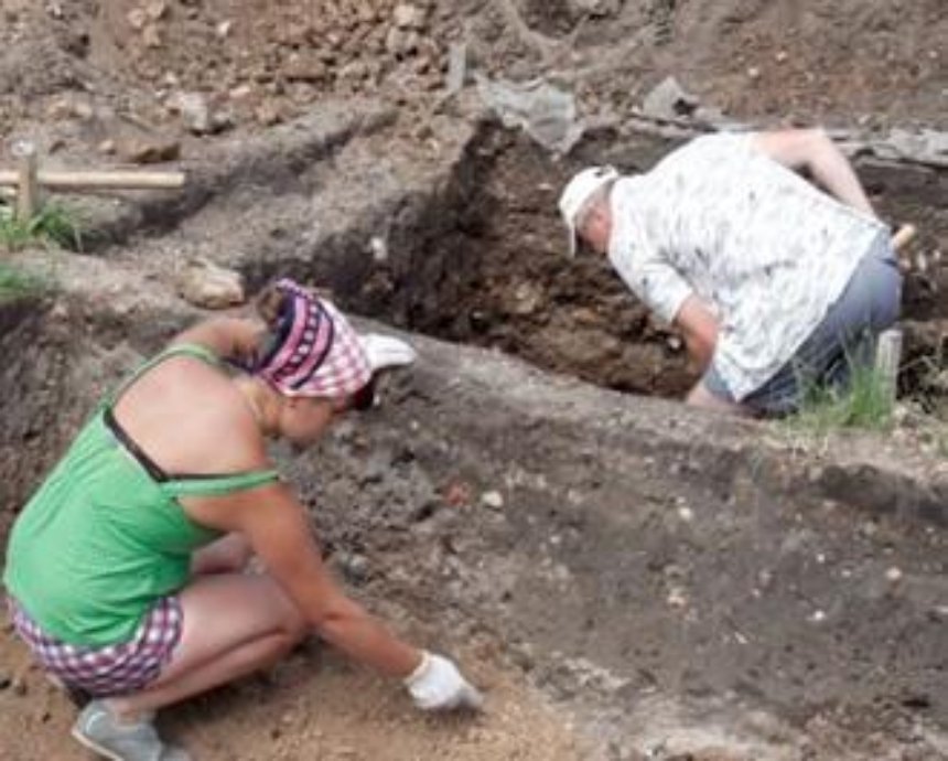 На руинах древнего храма в Киеве нашли скелеты и кубок (фото)