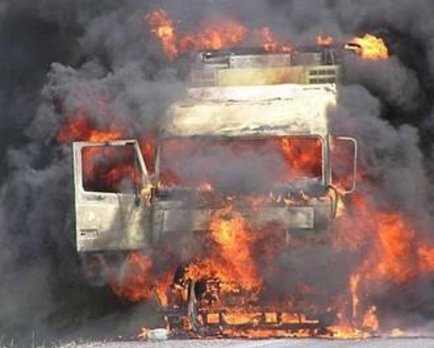 В Киеве ночью подожгли четыре грузовика