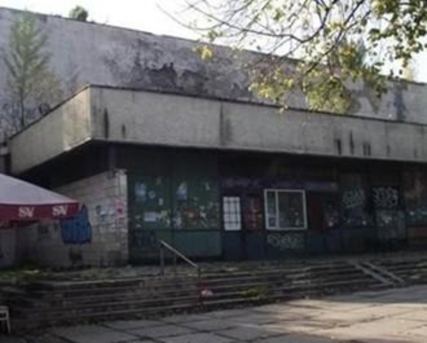 Киевляне своими силами восстанавливают кинотеатр им. Гагарина