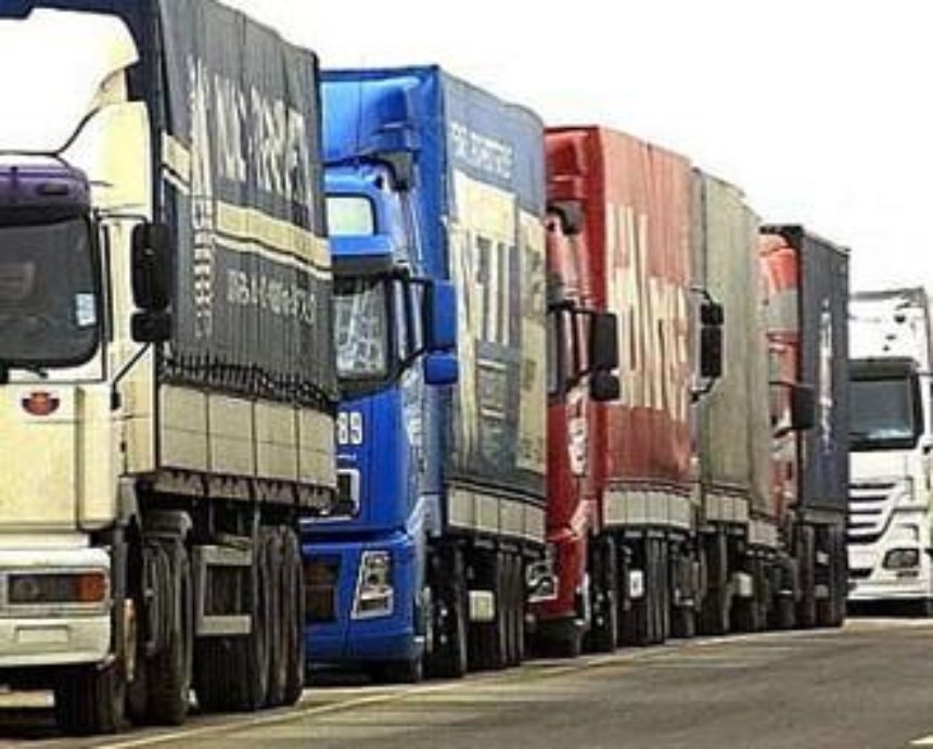 Тяжелые грузовики перестанут пускать в Киев днем