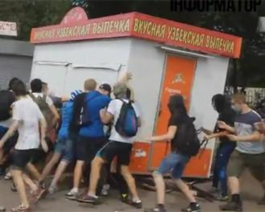 Активисты перевернули нелегальный киоск в Киеве (видео)