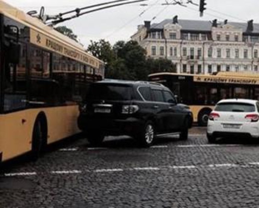 Неудачно припаркованный джип 76-летней старушки перекрыл движение троллейбусов в центре Киева (фото)