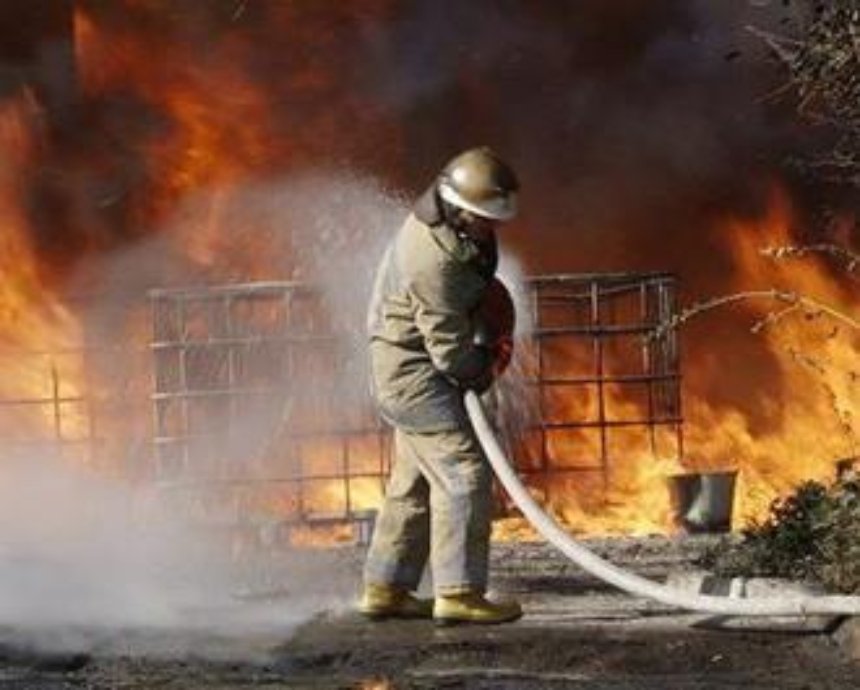 Под Киевом произошел мощный пожар на заводе, его тушили 26 человек (фото)