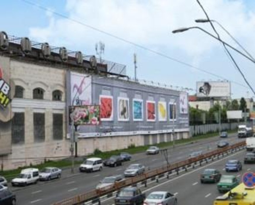 На киевском заводе "Большевик" сносят крышу