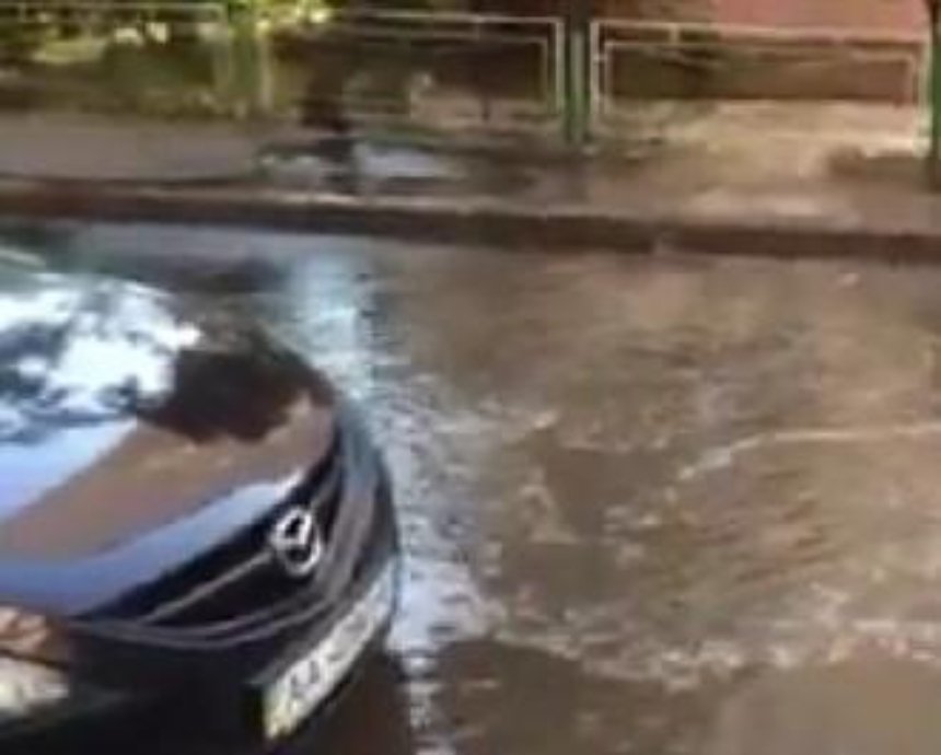 На Оболони затопило двор жилого дома (видео)