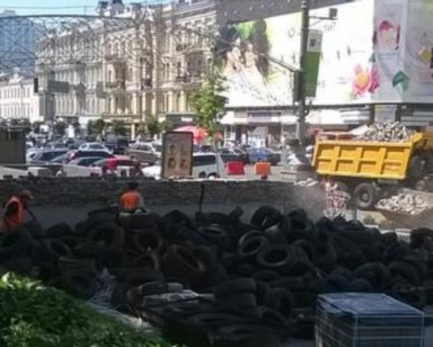 На Крещатике сносят баррикады, майдановцы запрещают фотографировать процесс (фото)