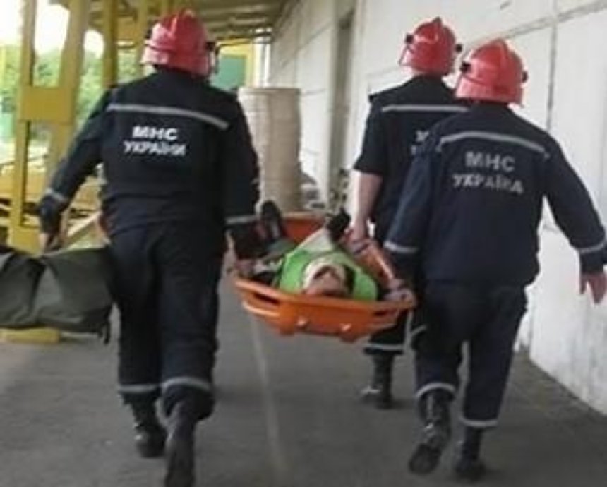 В шахту киевского метро упал молодой человек