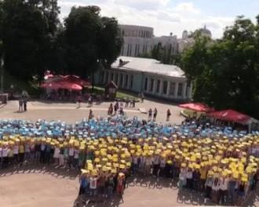 В Сети появилось видео флешмоба "Живая карта Украины"