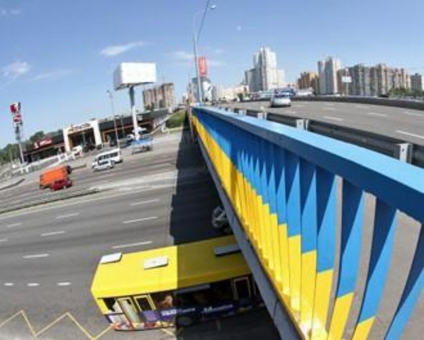 Столичные мосты и переходы раскрашивают в сине-желтые цвета