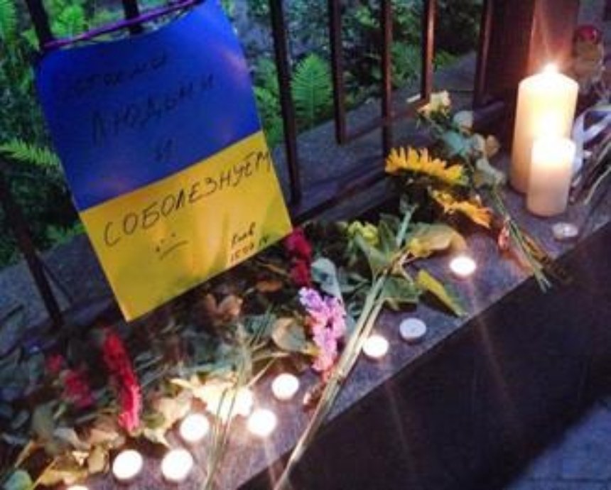 Киевляне несут цветы и свечи под посольство РФ, сопереживая трагедии в московском метро