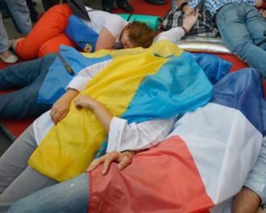 В Киеве устроили протест против продажи Францией военных кораблей России (фото)