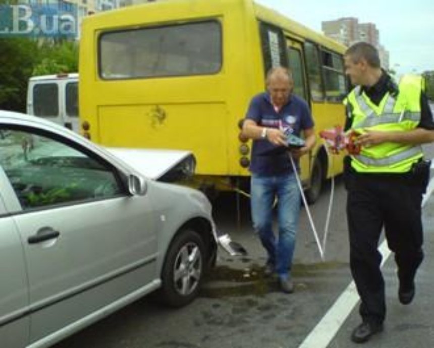 Пьяный водитель без прав и документов на авто протаранил маршрутку (фото)