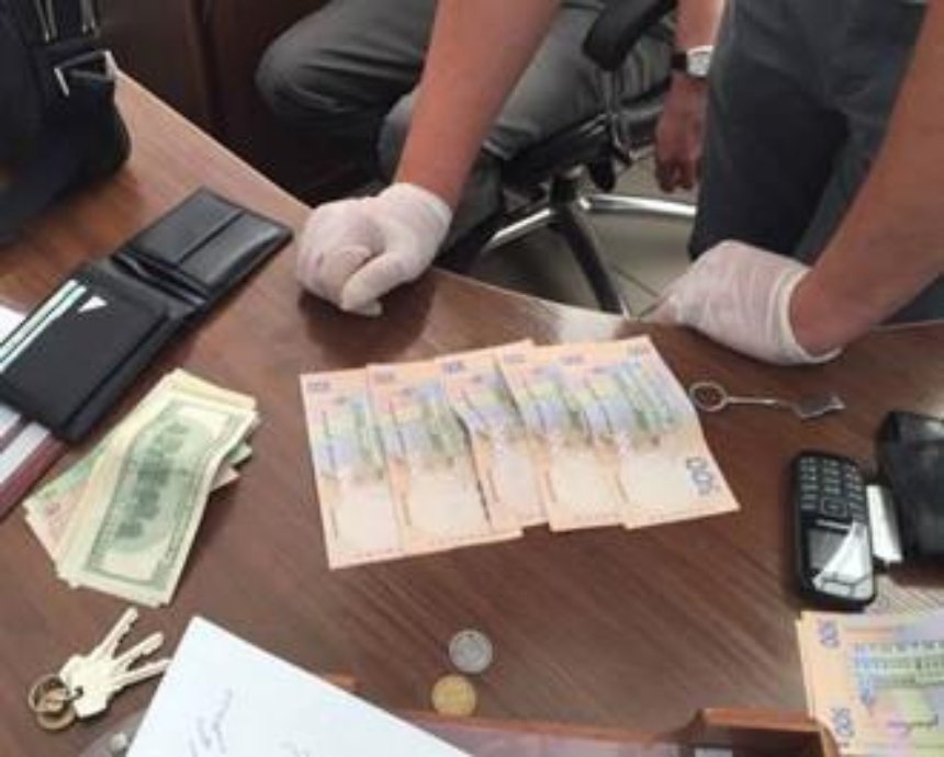 В Киеве двух руководителей ГАИ поймали на крупных взятках (фото)