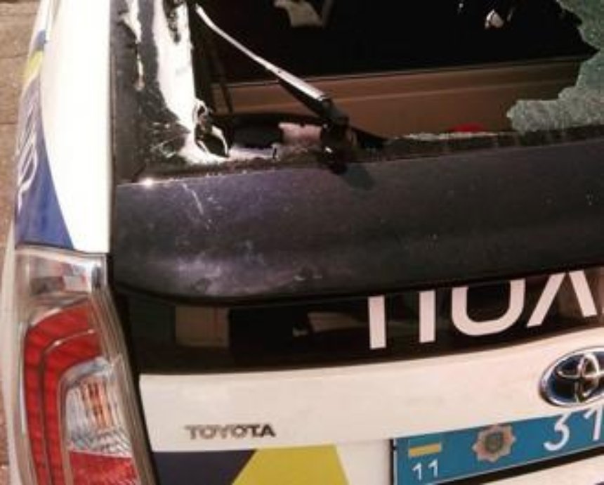 В Киеве неизвестные напали на машину полицейских (фото)