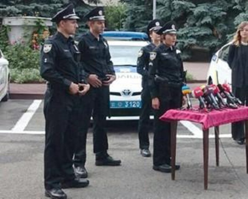 В Киеве состоялся первый выпуск патрульных полицейских (фото, видео)