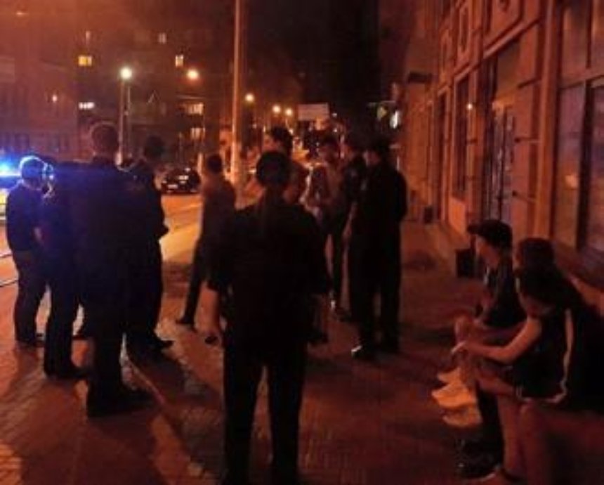В Киеве восемь подростков напали на двух иностранцев