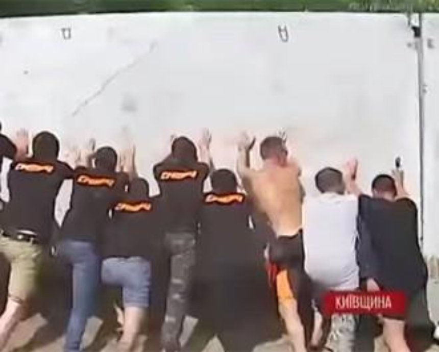 Разъяренные дачники под Киевом сносят заборы у Днепра (видео)
