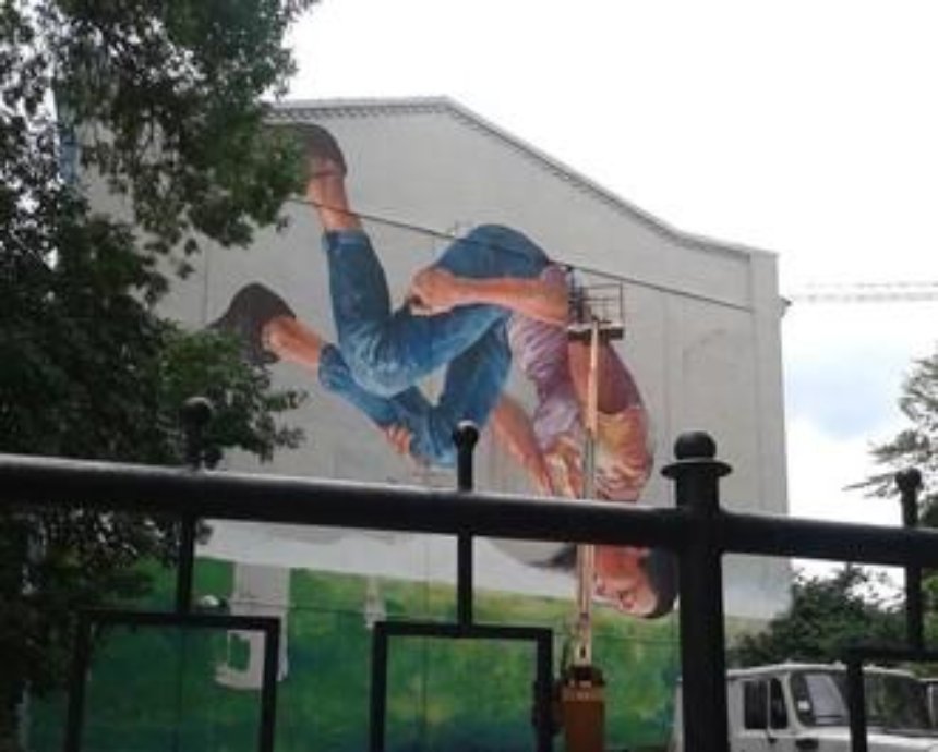 В Киеве появилось гигантское граффити с украинской гимнасткой (фото)
