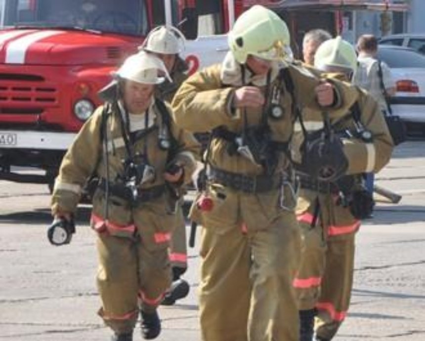 Киевские спасатели потушили пожар и спасли двух человек