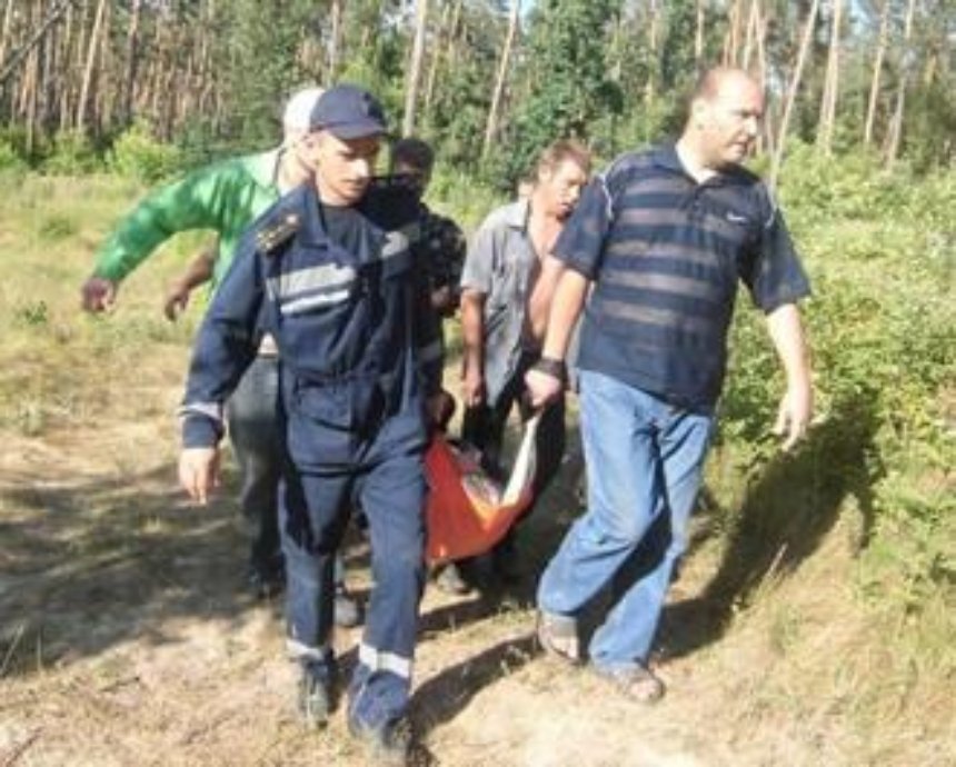 Под Киевом в лесу спасатели нашли женщину без сознания (фото)