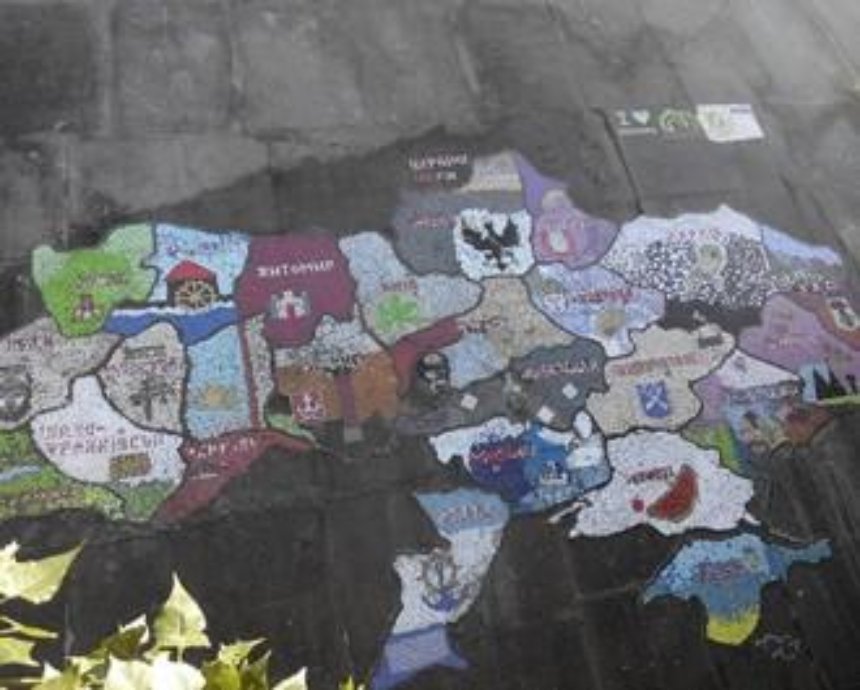 В Киеве выложили из мозаики самую большую карту Украины (фото)