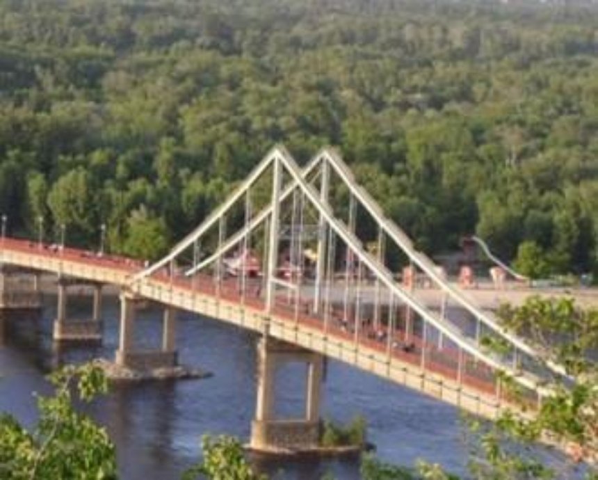 В Киеве с пешеходного моста упал мужчина
