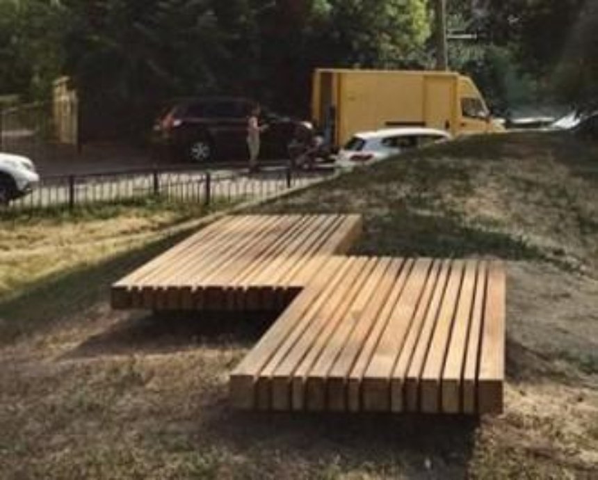 В Киеве установили скамейки по 5 тыс. грн (фото)