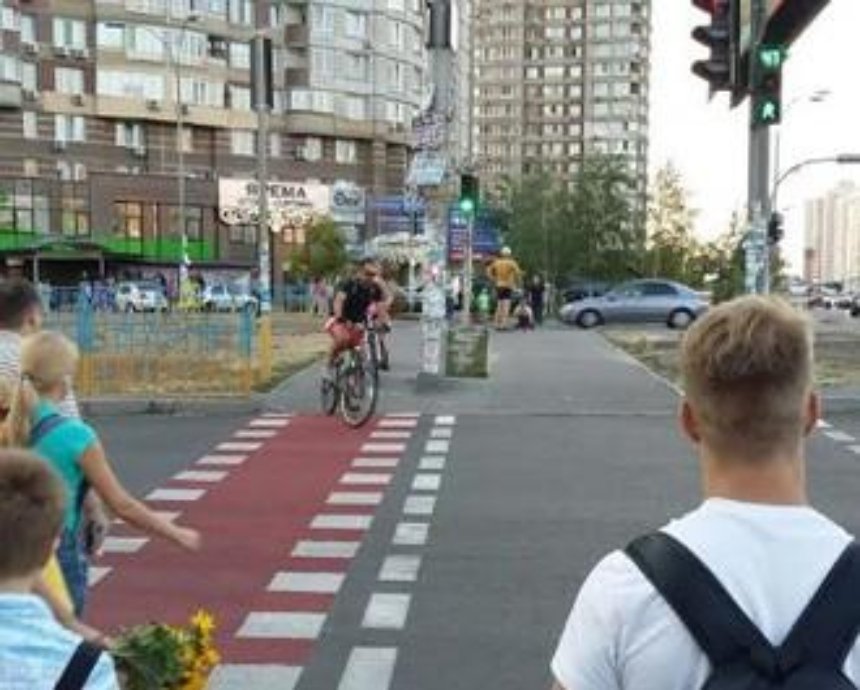 На проспекте Григоренко нарисовали "зебру" для велосипедистов (фото)