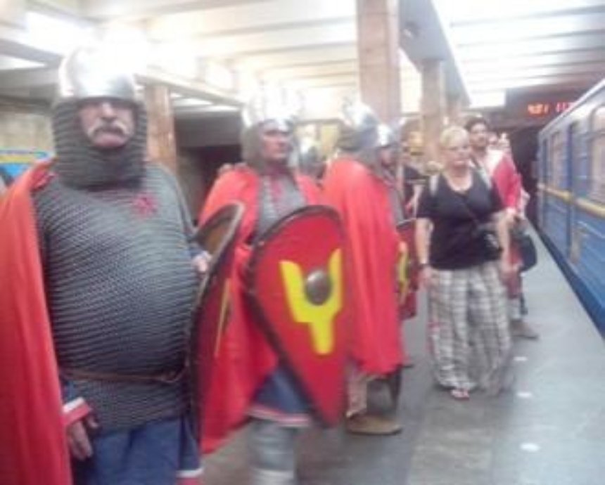 В киевском метро ехали пассажиры-рыцари (фото)