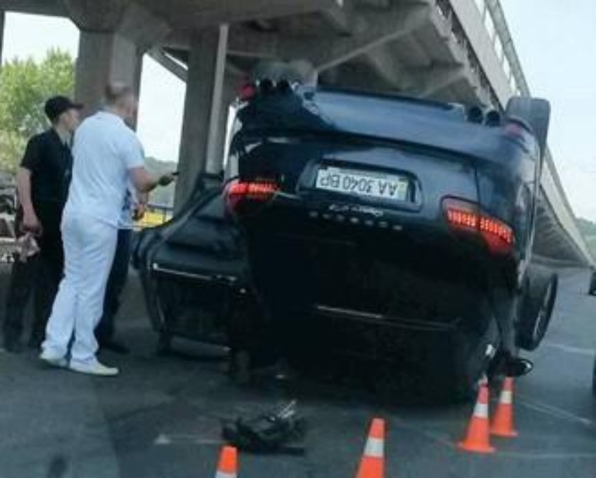 В Киеве на мосту Метро перевернулся Porsche Cayenne (фото)