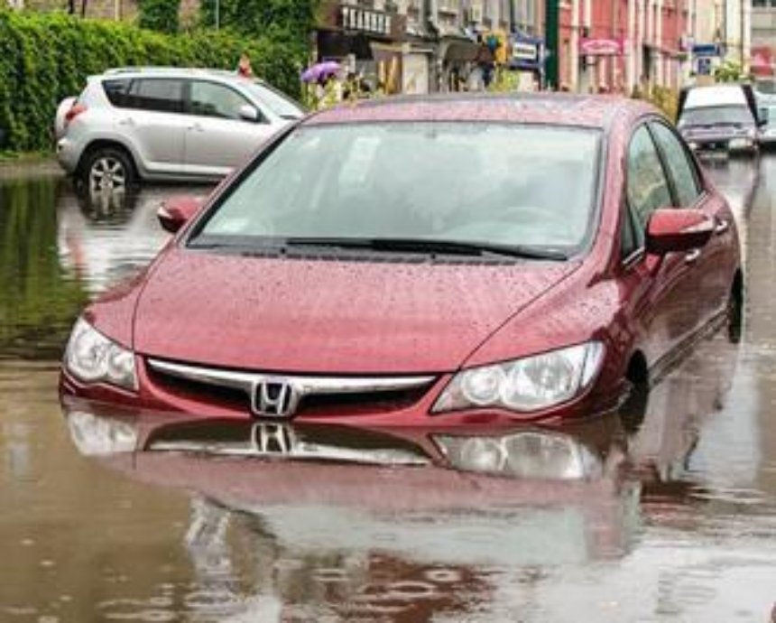 После дождя на киевской улице машины оказались под водой (фото)