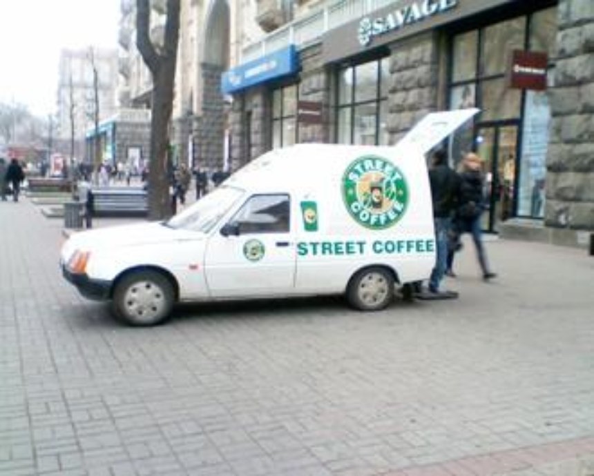 Кличко распорядился убрать с Крещатика машины с кофе и стихийные парковки