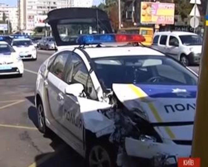 В Киеве за 11 дней работы патрульных повредили 10 служебных автомобилей