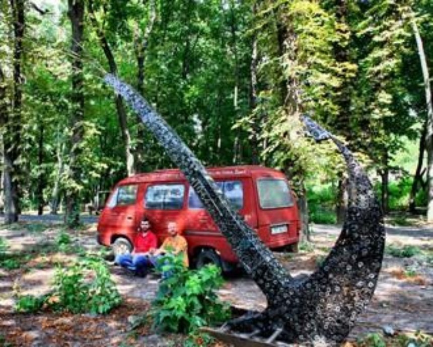 В Киеве появился одесский якорь из металлолома (фото)