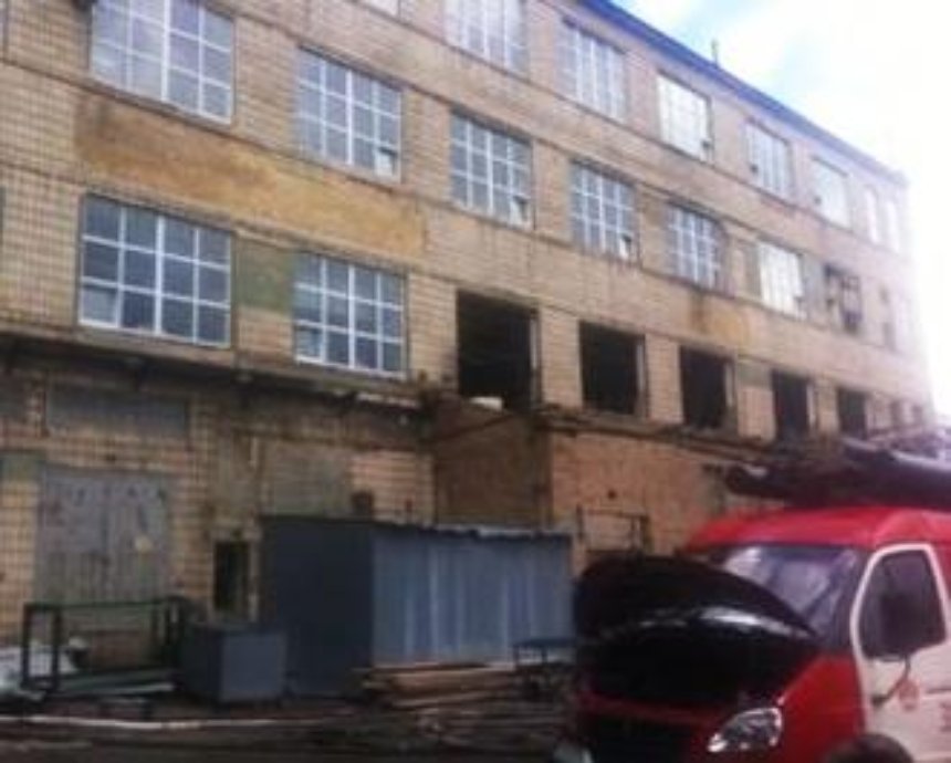 Из-за пожара на киевской фабрике эвакуировали 21 человека