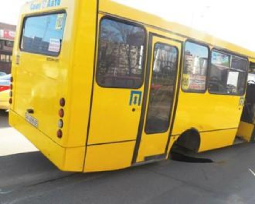 Кошмары киевских маршруток: за рулем пьяных водители, а от автобусов отпадают колеса (инфографика)