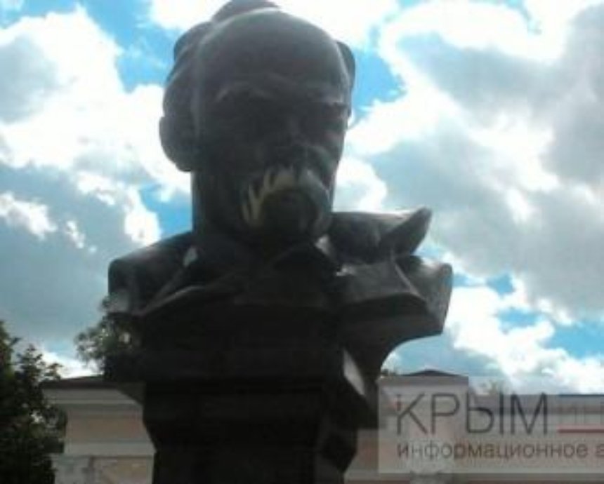 В Крыму раскрасили памятник Шевченко