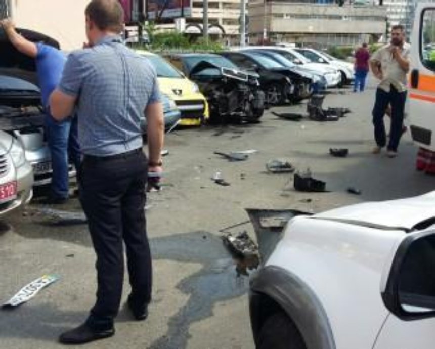 В Киеве пенсионер на "Тойоте" протаранил девять машин (фото)